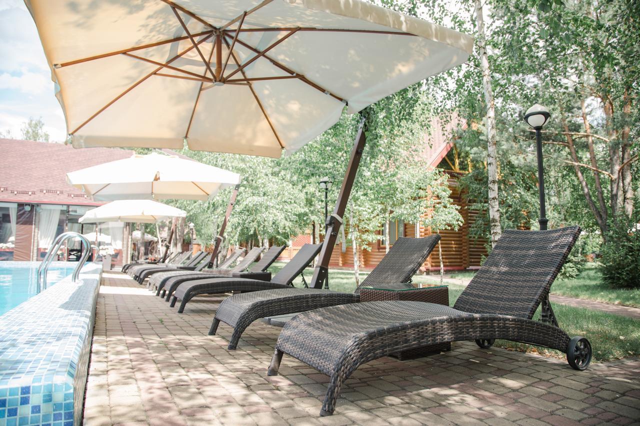 Загородный Отельно-Ресторанный Комплекс "Четыре Сезона" Pylypovychi Exterior foto